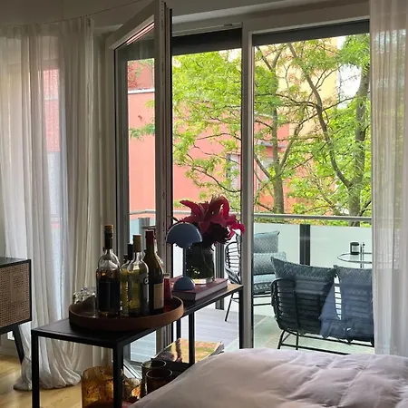 Modern & Cozy Muenchner Freiheit With Balcony